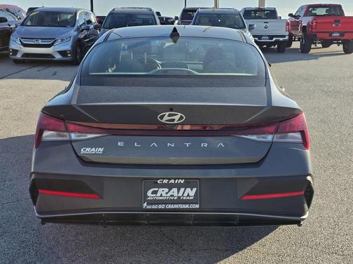 2024 Hyundai ELANTRA SE