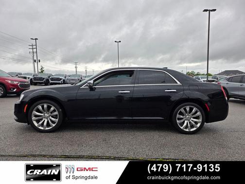 Gloss Black 2018 Chrysler 300 Limited