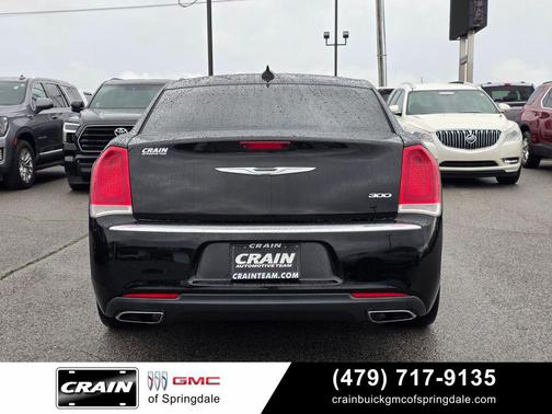 Gloss Black 2018 Chrysler 300 Limited