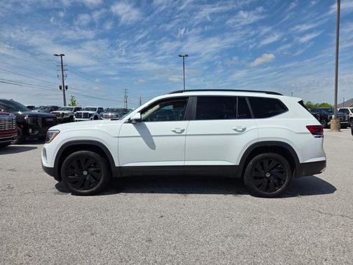 Pure White 2024 Volkswagen Atlas 2.0T SE w/Technology