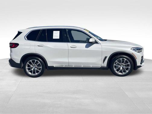 White Metallic 2023 BMW X5 xDrive40i
