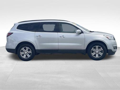 Silver Ice Metallic 2017 Chevrolet Traverse 2LT