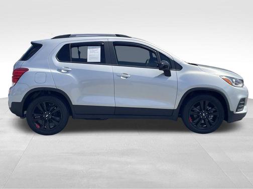 Silver Ice Metallic 2022 Chevrolet Trax LT