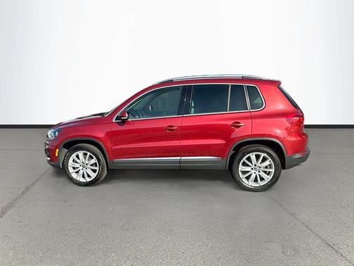 Wild Cherry Metallic 2013 Volkswagen Tiguan SE