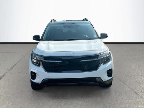 Clear White/Black Roof 2024 Kia Seltos X-Line