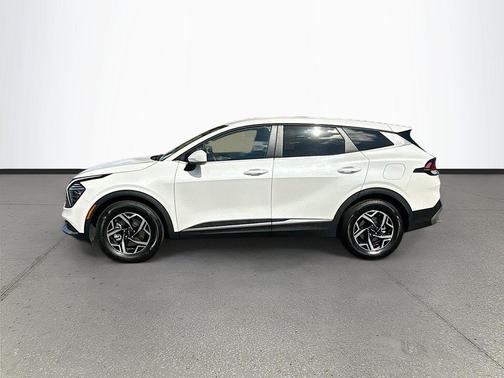 Snow White Pearl 2025 Kia Sportage LX