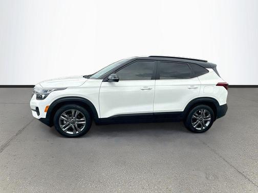 Clear White/Black Roof 2022 Kia Seltos S
