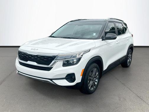 Clear White/Black Roof 2022 Kia Seltos S