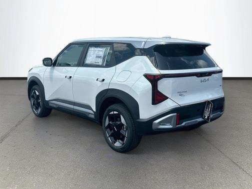 White Pearl 2027 Kia Seltos S