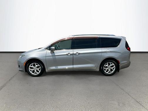 Billet Silver Metallic Clearcoat 2017 Chrysler Pacifica Touring-L