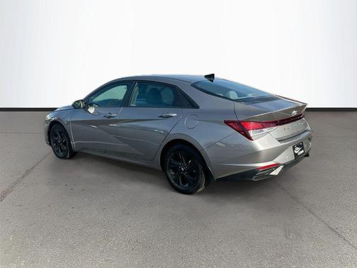 Fluid Metal 2022 Hyundai ELANTRA SEL
