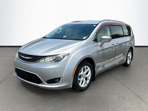 Billet Silver Metallic Clearcoat 2017 Chrysler Pacifica Touring-L