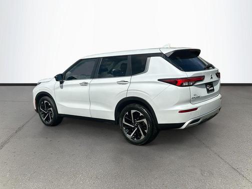 White Diamond 2024 Mitsubishi Outlander SE