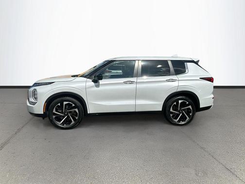 White Diamond 2024 Mitsubishi Outlander SE