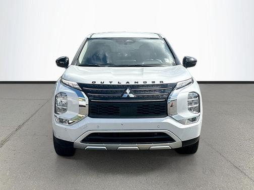White Diamond 2024 Mitsubishi Outlander SE