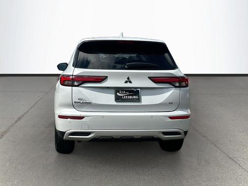 White Diamond 2024 Mitsubishi Outlander SE