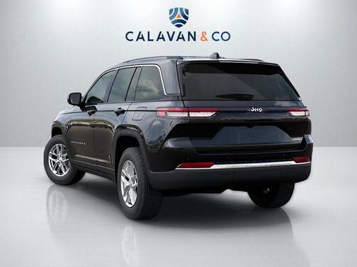 Diamond Black Crystal Pearlcoat 2026 Jeep Grand Cherokee Laredo