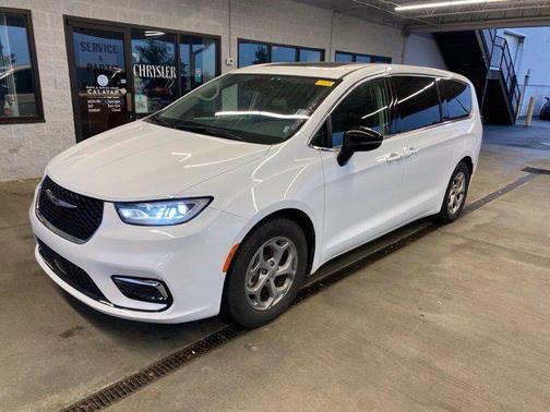 Bright White Clearcoat 2024 Chrysler Pacifica Limited