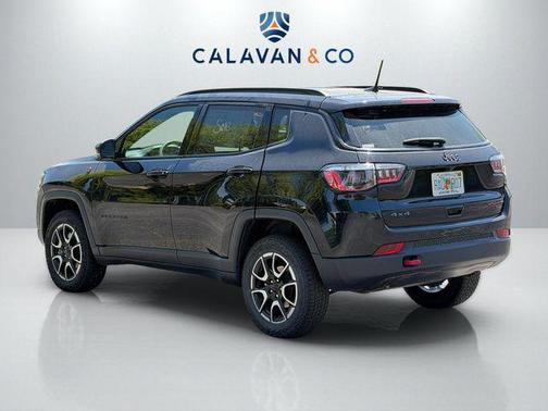 Diamond Black Crystal Pearlcoat 2024 Jeep Compass Trailhawk