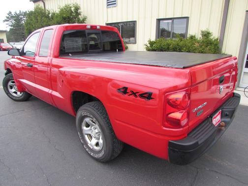 Red 2005 Dodge Dakota ST Club Cab