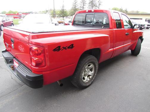 Red 2005 Dodge Dakota ST Club Cab