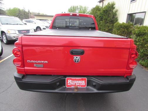 Red 2005 Dodge Dakota ST Club Cab