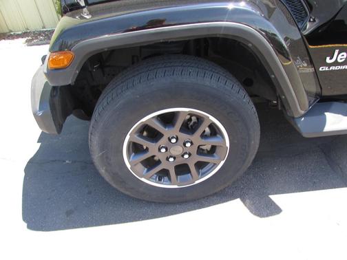 Black Clearcoat 2022 Jeep Gladiator Overland