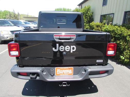 Black Clearcoat 2022 Jeep Gladiator Overland