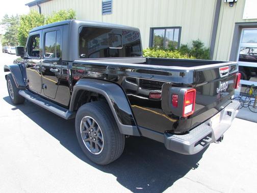 Black Clearcoat 2022 Jeep Gladiator Overland