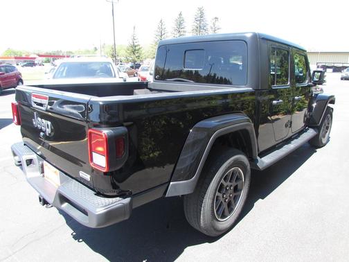 Black Clearcoat 2022 Jeep Gladiator Overland
