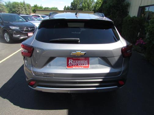 Sterling Gray 2025 Chevrolet Trax LT