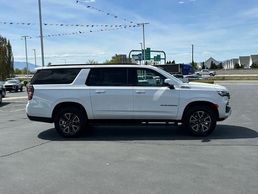 Iridescent Pearl Tricoat 2024 Chevrolet Suburban Z71