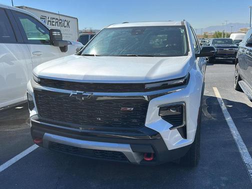 Iridescent Pearl Tricoat 2025 Chevrolet Traverse Z71