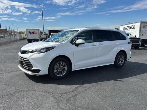 Ice 2025 Toyota Sienna LE