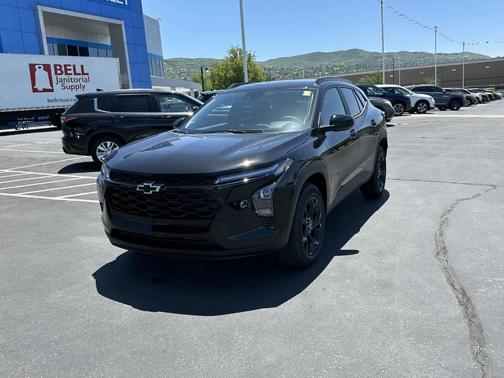 Mosaic Black Metallic 2026 Chevrolet Trax LT