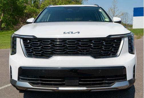 White 2025 Kia Sorento EX