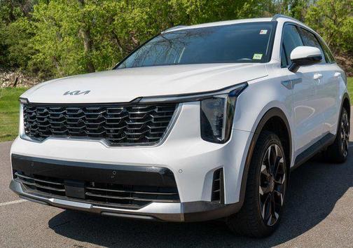 White 2025 Kia Sorento EX