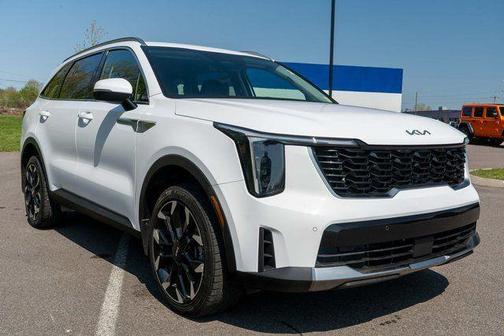 White 2025 Kia Sorento EX