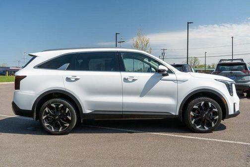 White 2025 Kia Sorento EX