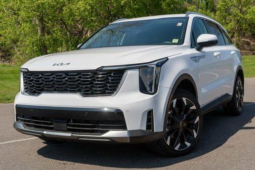 White 2025 Kia Sorento EX