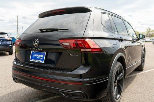 Deep Black Pearl Effect 2024 Volkswagen Tiguan 2.0T SE R-Line Black