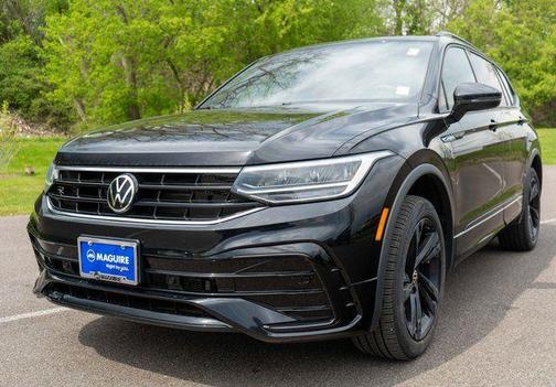 Deep Black Pearl Effect 2024 Volkswagen Tiguan 2.0T SE R-Line Black