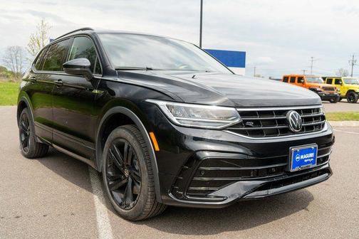 Deep Black Pearl Effect 2024 Volkswagen Tiguan 2.0T SE R-Line Black