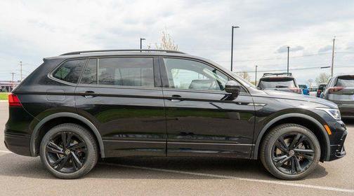 Deep Black Pearl Effect 2024 Volkswagen Tiguan 2.0T SE R-Line Black