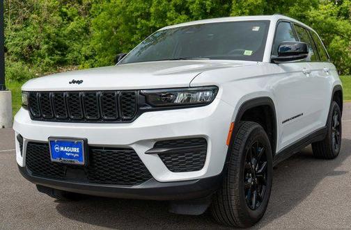 Bright White Clearcoat 2025 Jeep Grand Cherokee Laredo