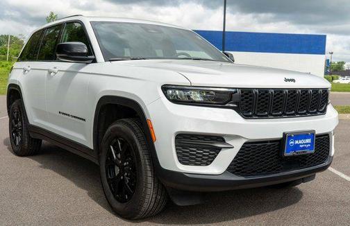 Bright White Clearcoat 2025 Jeep Grand Cherokee Laredo