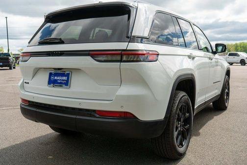 Bright White Clearcoat 2025 Jeep Grand Cherokee Laredo