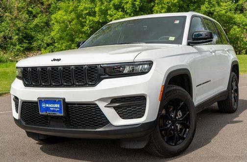 Bright White Clearcoat 2025 Jeep Grand Cherokee Laredo