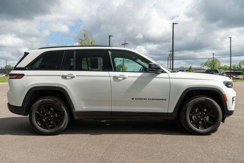 Bright White Clearcoat 2025 Jeep Grand Cherokee Laredo