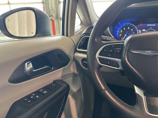 2023 Chrysler Pacifica Touring-L